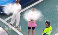 两女子人肉占车位不让别车停 “他非要停在这不走”交警:没那么多事 你让就行了 !