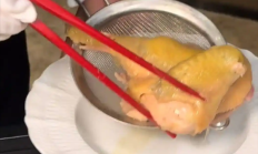 
        		餐厅半只鸡卖1999元 店方：主要食材除了鸡还有鱼翅 !	