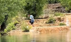 
        		游客在四川黄龙景区钙华池内洗澡 景区：实为捡无人机 !	