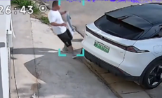 男子坐深蓝汽车里25秒被臭味熏晕倒 4S：查出蓄电池漏液