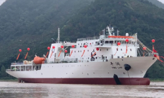 行走的“大白” 我国首艘民间远洋医疗救援船下水 !